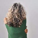 produtos para cabelos cacheados grisalhos